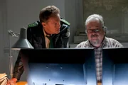 Franz Hubert (Christian Tamitz, l.) und der Krankenhauspförtner schauen sich die Bilder der Überwachungskamera an.