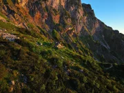 Von hier ist es nur ein kurzer Weg zum Plateau und zur Schellenberger Eishöhle. Die Toni Lenz Hütte im Sonnenaufgang