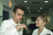 Dr. Martin Ripkin (Hary Prinz, l.) hat herausgefunden, dass auf der herzchirurgischen Station von Prof. Koppeck Operationsakten manipuliert wurden. Oberschwester Ruth Hoog (Johanna Christine Gehlen, r.) will ihn davon abhalten, die Akten mitzunehmen.
