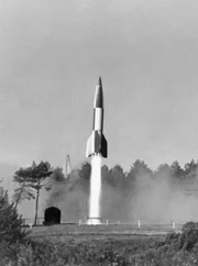 Die V2-Rakete. Eine deutsche V2-Rakete im Moment des Starts während der alliierten Tests in Deutschland, 10. Oktober 1945.