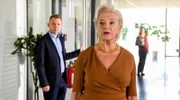 Berta Hauke (Jutta Speidel, M.) mischt sich laufend in das Alltagsgeschäft der Spedition ein. (mit Komparsen)