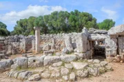 Steinerne Zeitzeugen aus der Jahrtausende alten Talaiot-Kultur der Bronzezeit sind überall auf Menorca zu finden.