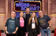 Moderator Kai Pflaume (M.) und seine Rateteam-Kapitäne Bernhard Hoëcker (l.) und Elton (r.) begrüßen in dieser Sendung die Schauspielerin Anne-Sophie Briest (2.v.l.) und ihre Tochter, die Schauspielerin Faye Montana (2.v.r.).