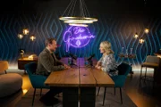 Monika Gruber und Günther Groissböck während ServusTVs Vodcast „Die Gruaberin“ im Studio X in Wals bei Salzburg, Österreich am 14. Mai 2025