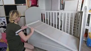 Der Aufbau des Kinderbettes entpuppt sich für Jasmin und Maik als enorme Herausforderung...
