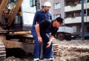 (v.li.): Benjamin Cabuk (Bauarbeiter), Wolfgang Ambros (Baggerfahrer).