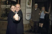 Angetrunken tanzen Leilah Berg (Julia Jäger, l.) und Dr. Robert Kolmaar (Ulrich Mühe, 2.v.l.) unter den belustigten Blicken von Joe Hoffer (Jörg Gudzuhn, 2.v.r.) und Nancy (Sophie Adell, r.) Tango auf der Straße.