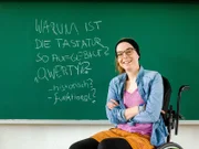 Karola Köpferl forscht an der TU Chemnitz und ist dort als Wissenschaftlerin mit Behinderung eher Ausnahme als Regel.