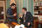 David (Mathis Künzler, l.) und Max (Alexander Sternberg, r.) überlegen, wie sie Richards Ruf schädigen und seinen Erfolg schmälern können.