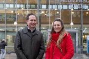 Jasmina Neudecker trifft den Humangenetiker und Ärztlichen Direktor des Instituts für Humangenetik am Universitätsklinikum Heidelberg Prof. Christian Schaaf. Er findet: Medizinische Gentests können Klarheit über genetische Krankheiten und deren Auslöser geben. Doch essenziell ist eine psychologische Beratung.