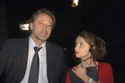 Konstantin Guddenberg (Gerd Silberbauer, l.) und seine Assistentin Rita Bonewa (Julia Brendler, r.) müssen tatenlos zusehen, als Tim Guddenberg während der Live-Show plötzlich Schwierigkeiten bekommt, seinen Text zu formulieren.