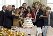 Gottfried und Hermine schneiden im Beisein der Hochzeitsgäste die Hochzeitstorte an. Von links: Branko Samarovski, Wolfgang Hübsch, Achim Schelhas, Christine Ostermayer, Katharina Stemberger, Ferry Öllinger, Julia Rosa Stöckl, Rafael Schuchter, Harald Krassnitzer, Susanne Michel, Britta Hammelstein.