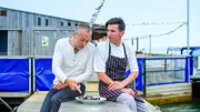 Michel Roux jr. (li.) besucht das Restaurant „River Exe Cafe“ und verkostet dort die frisch zubereiteten Muscheln.