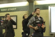 Unglaubliche Vorfälle ereignen sich in einer U-Bahn Station: Peter (Joshua Jackson, r.), Walter (John Noble, l.) und Olivia (Anna Torv, M.) versuchen diese aufzuklären ...