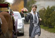 Anna (Britta Hammelstein) auf dem Weg zur Hochzeitsfeier ihrer Großmutter.
