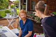 Michaela Schmidhofer (Esther Maria Pietsch, r.) ist fassungslos: Bei der Toten wurde das vegane Kochbuch von André Schmidhofer (Volker Muthmann , l.) gefunden - mit Widmung. Hatten die beiden eine Affäre?