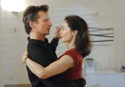 MDR Fernsehen DIE STEIN I. STAFFEL, FOLGE 4, "Versöhnung", am Samstag (25.08.12) um 11:05 Uhr. Katja Stein (Julia Stemberger, r.) lässt sich von Alexander Fumetti (David C. Bunners, l.) zu einem Tänzchen verführen. Der Schulleiter testet bei Katja immer wieder gerne, wie weit die alte Flamme noch lodert und wie seine gegenwärtigen Chancen stehen.