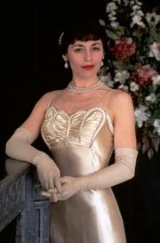 Bella Duveen (Jacinta Mulcahy)