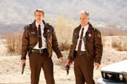 "CSI: Vegas", "Wilde Mädchen." Sara, Finlay und Morgan wollen sich ein entspanntes Spa-Wochenende gönnen. Auf dem Weg dorthin hat das Auto jedoch eine Panne und sie müssen eine Pause in der Kleinstadt Larkston einlegen. Doch dann ereignet sich ein Mordfall und die Pläne der Frauen werden zunichte gemacht. Während der Ermittlungen verschwindet auch noch Finlay. So müssen Sara und Morgan die einzelnen Puzzlestückchen zusammensetzen, um Finlay wieder zu finden.Im Bild (v.li.): Nico Evers-Swindell (Deputy Willis), Patrick St. Esprit (Sheriff Gardner).