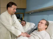 Während es Holger Schieber (Wolfgang Winkler, hinteres Bett) bald besser geht, wird jedoch bei Franz Konarek (Jaecki Schwarz, re.) von Roland (Thomas Rühmann, li.) ein Magenkarzinom festgestellt.