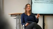 Laura Nickel berichtet anderen Lehrern von ihren Erfahrungen mit Rechtsextremismus