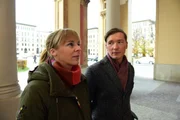 Fidelius Aubacher (Jacob Matschenz) unterhält sich vor seiner Kanzlei mit Angelika Flierl (Bernadette Heerwagen).