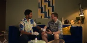 Andi (Milan Peschel, r.) braucht Theos (Benito Bause, l.) Hilfe bei der Probenentnahme für den Vaterschaftstest.