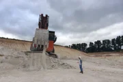 Checker Tobi bei der Sandabtragung im Amberger Kaolinwerk