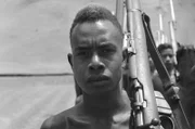 Ab Herbst 1942 hält der Krieg Einzug in bis dahin unberührte Gebiete: Die Menschen müssen für einen fremden Krieg an der Seite von fremden Soldaten kämpfen.