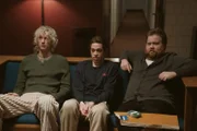 Colson (Colson Baker, l.), Pete (Pete Davidson, M.) und Hauser (Paul Walter Hauser, r.) sitzen alle drei in der Entzugsklinik fest. Sie werden von den Therapeuten immer wieder darauf hingewiesen, dass Drogen verboten sind.