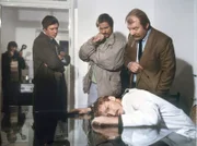 Das Motiv scheint das klar zu sein: Vertuschung von krimineller Umweltverschmutzung, aber wer ist der Mörder von Dr. Waldorf (Felix von Manteuffel, vorn) fragen sich Schimanski (Götz George, M) und Thanner (Eberhard Feik, r)