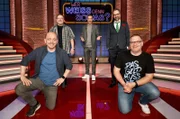 Moderator Kai Pflaume (M.) und seine Rateteam-Kapitäne Bernhard Hoëcker (l.) und Elton (r.) begrüßen in dieser Sendung den Entertainer Jürgen von der Lippe (2.v.l.) und den Komiker Kurt Krömer (2.v.r.).
