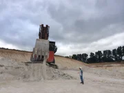 Checker Tobi bei der Sandabtragung im Amberger Kaolinwerk.