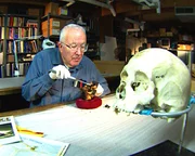 Es scheint, als h&auml;tte der Brand alle Spuren verwischt, doch Dr. William Bass findet im Sch&auml;del des Opfers einen winzigen Anhaltspunkt, dem das Feuer nichts anhaben konnte.