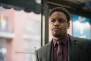 Holmes und Watson müssen den Mord an einem Mann aufklären, der in einem Comicheldenkostüm für Gerechtigkeit auf den Straßen sorgte. Auch Detective Bell (John Michael Hill) ist in den Fall involviert, hat jedoch erhebliche Probleme damit, dass Opfer zu identifizieren ...