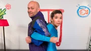 Schauspieler Jürgen Vogel ist als „Personaltrainer Jeffrey“ zu Gast bei Anke Engelke und bringt ihr das „Indoor-Hallen-Skispringen“ bei.
