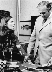 Zu spät hält Margit Possberg (Dorothea Kaiser) ihre Hand über die falschen Autopapiere. Werner Fenselau (Josef Fröhlich) hat schon entdeckt, dass seine frühere Freundin krumme Dinge dreht.