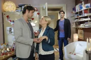 Anna (Jeanette Biedermann, M.) gesteht Katja, dass sie sich mit Jonas (Roy Peter Link, l.) verlobt hat. Jetzt steht nur noch eine Hürde bevor: Alexander (Paul Grasshoff, r.). Doch Anna kommt nicht dazu, ihm die Neuigkeit persönlich mitzuteilen ...