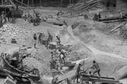 Arbeiter in einer Goldmine in Französisch-Kongo: Mit ihren Fotografien möchte Germaine die Kampffähigkeit der Forces françaises libres (FFL) dokumentieren. Ihre Aufnahmen vom Leid der einheimischen Bevölkerung werden 1942 nicht gezeigt.