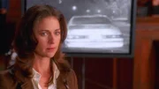 Renee Walcott (Susan Gibney) muss einen zehn Jahre alten Mordfall neu verhandeln. Welche Rolle spielte der Besitzer eines Wagens, der deutlich auf den Tatort-Fotos zu erkennen ist?
