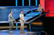 ARD GEFRAGT - GEJAGT FOLGE 817 (WH.), "Alexander Bommes präsentiert beliebtes Quizformat", am Mittwoch (16.07.25) um 18:00 Uhr im ERSTEN. Moderator Alexander Bommes (l.) mit dem Kandidaten Schahin Javanmardi (2.v.l.) und dem Jäger Sebastian Klussmann (r.).