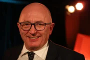 Diesmal erläutert der Molekularbiologe und Leibniz-Preisträger Jörg Vogel, wie maßgeschneiderte Antibiotika Krankheiten heilen können. Und der Produktentwicklungsforscher Albert Albers (im Bild) vom Karlsruher Institut für Technologie sagt: Zum Glück gibt es Probleme! Wie kreative Erfinder daraus Innovationen machen.