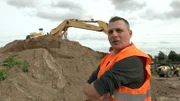 Jean und Carsten (Foto) erfüllen sich einen lang gehegten Männertraum: Sie dürfen sich heute auf einem "Baggerspielplatz" austoben.