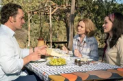 Gemeinsames Picknick im australischen Busch: John Stonehouse (Matthew Macfadyen, li.), seine Frau Barbara Stonehouse (Keeley Hawes, Mi.) und seine Geliebte Sheila Buckey (Emer Heatley, re.)