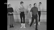 Der Choreograf John Cranko geht bei einer Probe mit gutem Beispiel voran.