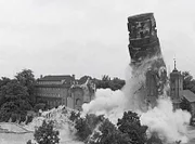 Auch Kirchen wurden nach dem Krieg noch gesprengt: hier eine Kirche in Berlin Schöneberg.