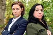 Ein starkes Duo: die Anwältinnen Dr. Therese Schwarz (Martina Ebm) und Paula Dennstein (Maria Happel).