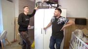 Der erfahrene 2-fach Vater Flo (re.) bietet Peter für die anstehenden Arbeiten seine Hilfe an.