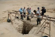 Kairo, Ägypten - Ashrafs Mission bei der Arbeit am Grabmal auf dem Gizeh-Plateau.