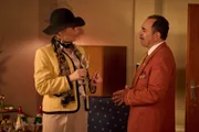 Charles (Adnan Maral) checkt seine alte Bekannte Miss Rosamund (Claudia Hiersche) ein, die ihn in dem Glauben lässt, noch für ein Reisemagazin zu arbeiten und ihn wieder groß herauszubringen.